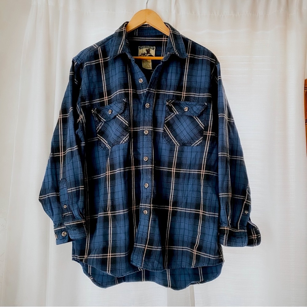 Vintage 100% cotton men’s blue button up heavy duty flannel long sleeve shirt.